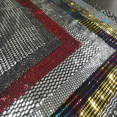 چمکتی ہوئی سونے کا سیکن تانے بانے